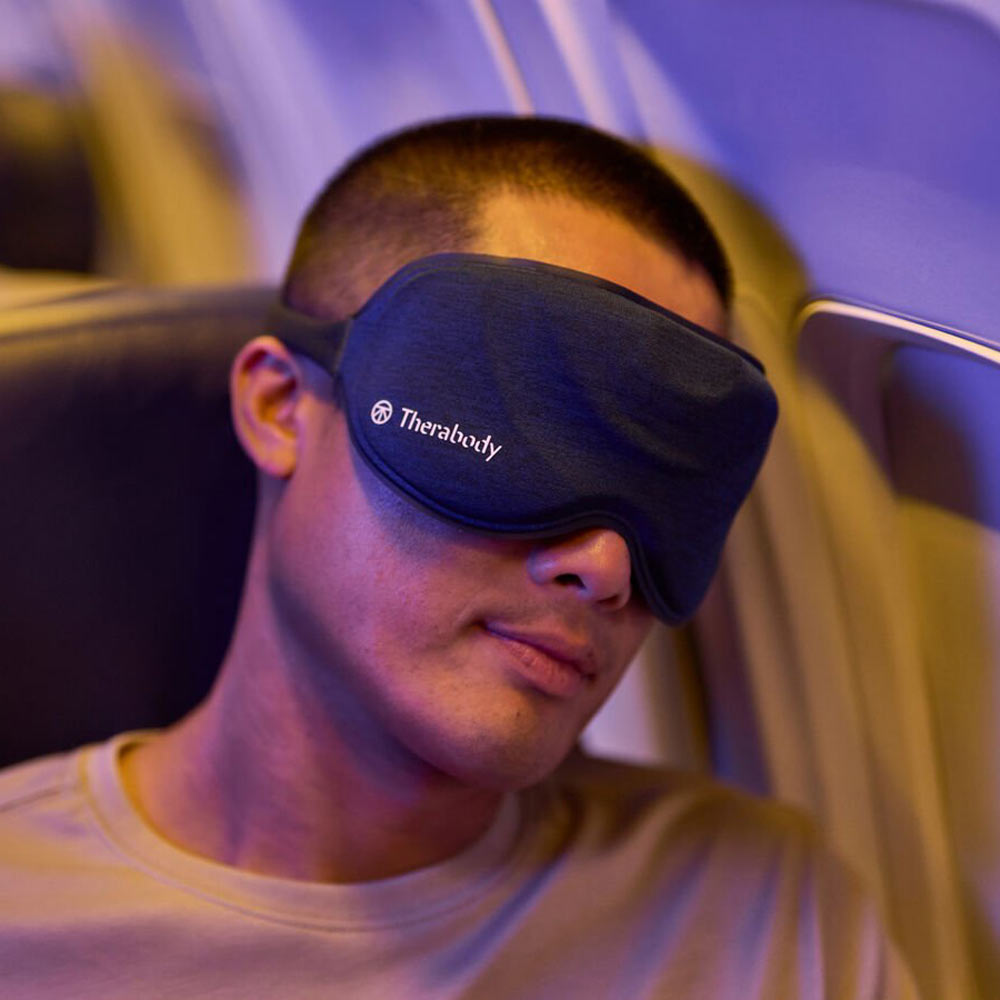 Therabody SleepMask für erholsamen Schlaf im Flugzeug